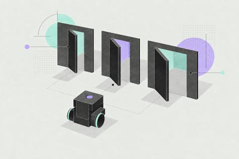 Ein Bot-Modul steht vor drei unterschiedlich weit geöffneten Schleusen, die zu getrennten Bereichen führen.